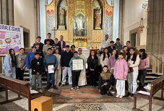 LOS JÓVENES SE REÚNEN EN ADORACIÓN AL SANTÍSIMO EN LA PARROQUIA DE FONTEI