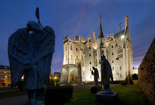 EL PALACIO DE GAUDÍ VUELVE A ENCENDER SU LUZ