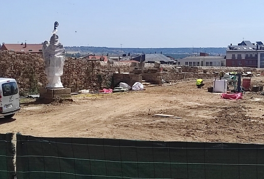 EL PALACIO DE GAUDÍ ACOMETE LOS TRABAJOS DE ACONDICIONAMIENTO DE LOS JARDINES