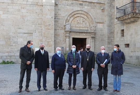 EL OBISPO DE ASTORGA VISITA LAS OBRAS DE MEJORA REALIZADAS EN SAN MARTÍN DE CASTAÑEDA