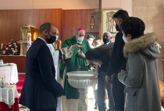 EL OBISPO ADMINISTRA LOS SACRAMENTOS DE INICIACIÓN CRISTIANA A DOS ADULTOS EN BEMBIBRE