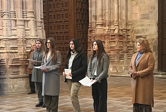 TRES JÓVENES DAN EL PASO AL CATECUMENADO EN LA CATEDRAL EN EL PRIMER DOMINGO DE ADVIENTO