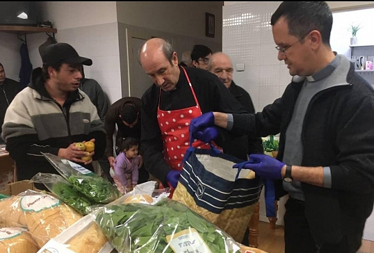 EL OBISPO DE ASTORGA VISITA EL COMEDOR SOCIAL DE PONFERRADA EN NOCHEBUENA