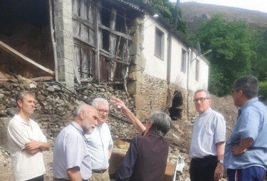 EL ADMINISTRADOR DIOCESANO VISITA A BOUZA PARA CONOCER LOS DAÑOS CAUSADOS POR LAS RIADAS
