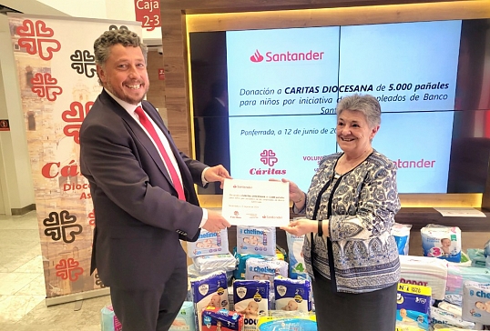 EL VOLUNTARIADO DEL BANCO SANTANDER ENTREGA 5.000 PAÑALES A CÁRITAS DIOCESANA DE ASTORGA