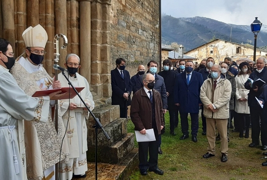 EL OBISPO DE ASTORGA PRESIDE LA APERTURA DE LA PUERTA DEL PERDÓN DE VILLAFRANCA