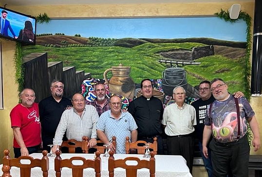 HOMENAJE DE SUS COMPAÑEROS DE LA UPA DE LOS VALLES A SANTIAGO GARCÍA.