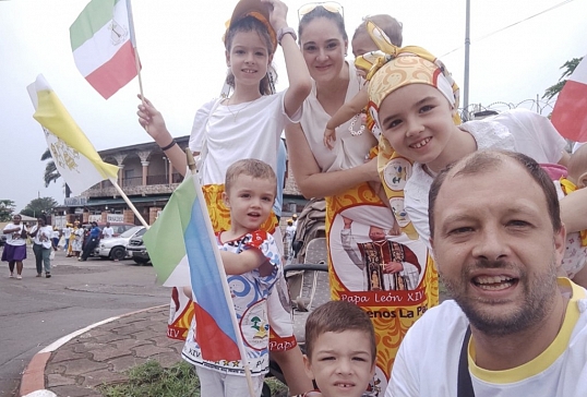 LA PRIMERA FAMILIA MISIONERA DE LA DIÓCESIS VIVE CON EMOCIÓN LA VISITA DEL PAPA A MALABO