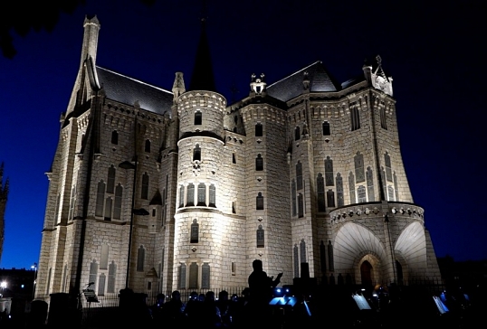 ASTORGA INAUGURA LA NUEVA IMAGEN NOCTURNA Y LOS JARDINES DEL PALACIO DE GAUDÍ