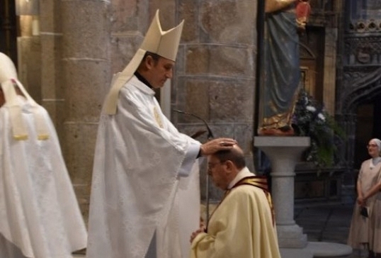 MONS. D. JESÚS FERNÁNDEZ ACOMPAÑA AL NUEVO OBISPO DE ÁVILA EN SU TOMA DE POSESIÓN