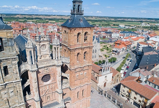 LAS VISITAS NOCTURNAS VUELVEN A LA CATEDRAL DE ASTORGA EN VERANO