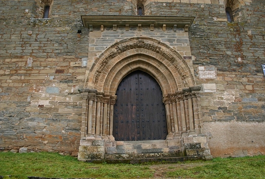 EL OBISPO DE ASTORGA PRESIDE LA APERTURA DE LA PUERTA DEL PERDÓN DE VILLAFRANCA
