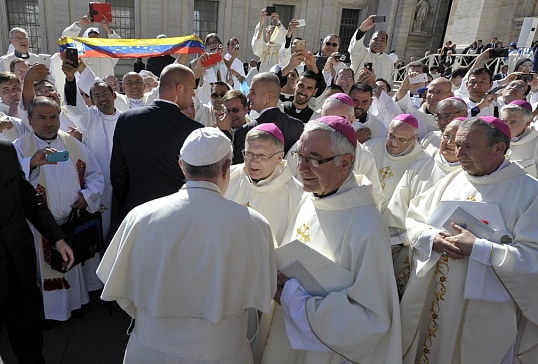 El Sr.Obispo saluda al Santo Padre