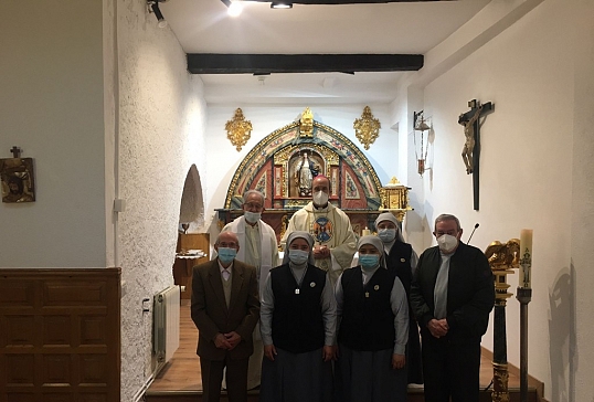 EL OBISPO VISITA LA RESIDENCIA DE MAYORES DE LA PARROQUIA DE VILLAFRANCA