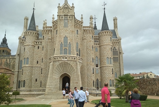 MÁS DE 30.000 VISITANTES RECORRIERON EL PALACIO DE GAUDÍ ENTRE JULIO Y AGOSTO