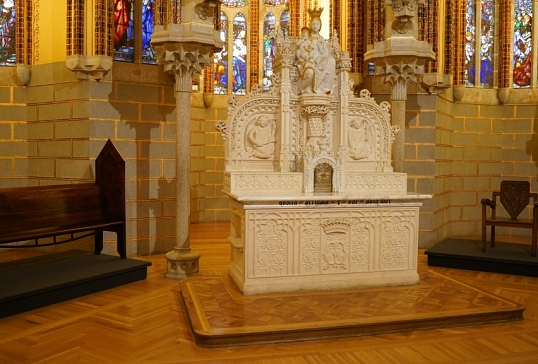 DOS RÉPLICAS DEL MOBILIARIO LITÚRGICO DISEÑADO POR GAUDÍ, ‘PIEZA DEL MES’ DE MAYO