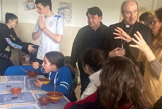Obispo de Astorga visita o colexio San Pablo VI-Fátima da Rúa no Día de Rosalía de Castro