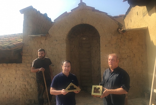 Apertura del horno de Jiménez con la primera partida de ladrillos diseñados por Gaudí