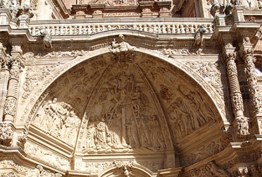 Arco central y relieves de la Catedral de Astorga