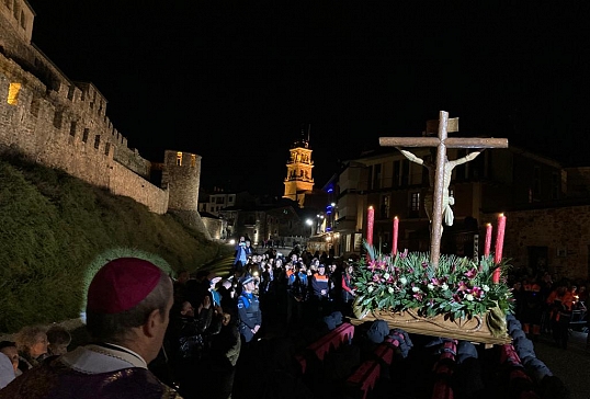 EL SR.OBISPO PARTICIPA EN EL VIACRUCIS PENITENCIAL EN EL CASTILLO DE PONFERRADA