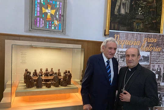 LUIS DEL OLMO ENTREGA UNA IMAGEN DE LA SANTA CENA A LA PARROQUIA DE SAN PEDRO DE PONFERRADA