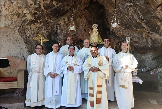 CONVIVENCIA DEL OBISPO DE ASTORGA CON LOS SACERDOTES JÓVENES