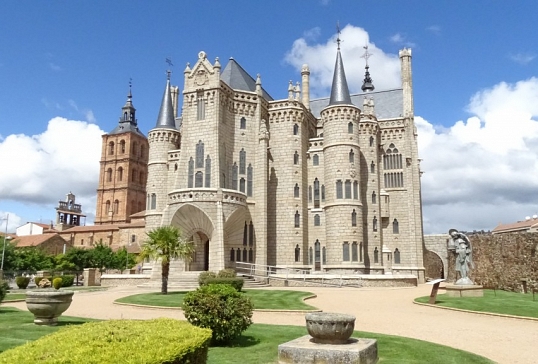 MAYO ILUMINA EL PALACIO CON DIVERSAS PROPUESTAS CENTRADAS EN EL CENTENARIO DEL ARQUITECTO