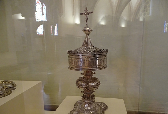 UN HOSTIARIO DE VANIDODES Y BENAMARÍAS, PIEZA DE MAYO EN EL MUSEO DE LOS CAMINOS