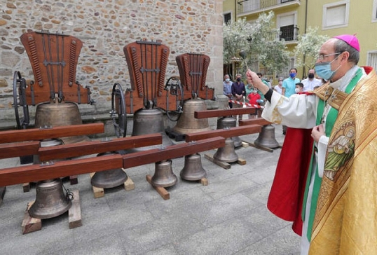 EL OBISPO BENDICE LAS CAMPANAS DE LA ENCINA