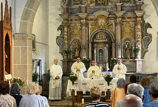 UNA MISA EN SAN VICENTE LLEVA EL CONSUELO DE LA IGLESIA A UN PUEBLO HERIDO POR EL FUEGO
