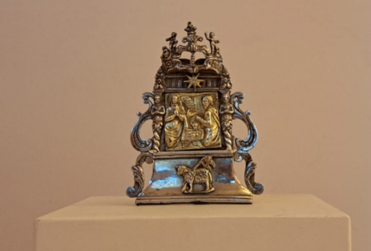 UN PORTAPAZ DE PLATA DEL SIGLO XVII CLAUSURA LA 'PIEZA DEL MES' ESTE 2025