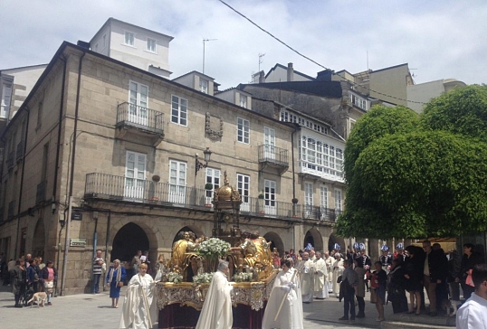 El Sr. Obispo participa en la ofrenda al Santísimo Sacramento en Lugo