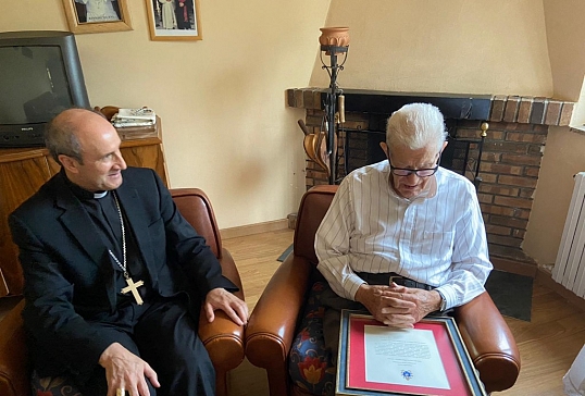 EL OBISPO VISITA A D. ELOY TATO Y PRESIDE UNA MISA FUNERAL POR D.CAMILO EN O BARCO