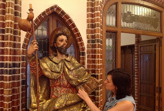EL PALACIO DE GAUDÍ ACOMETE LA RESTAURACIÓN DE UNA ESTATUA DE SANTIAGO PEREGRINO DEL S.XVII