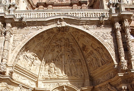 Arco central y relieves de la Catedral de Astorga