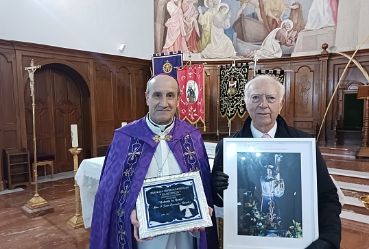 EL OBISPO DON JESÚS, COFRADE DE HONOR