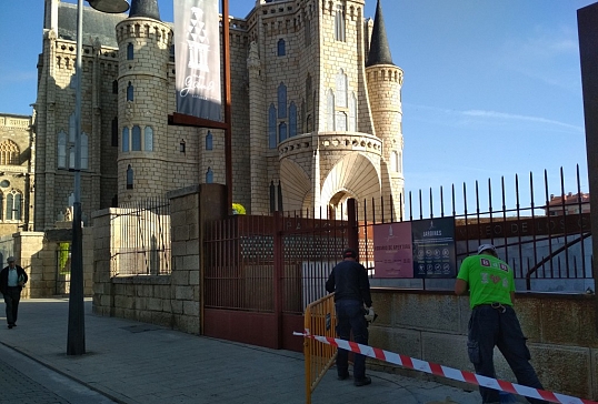 EL PALACIO ACOMETE LOS TRABAJOS DE MEJORA EN EL CERRAMIENTO DEL MONUMENTO