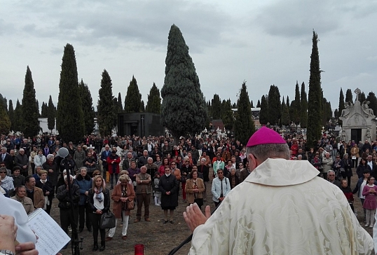 El Señor Obispo preside la Eucaristía en el Cementerio de Ponferrada