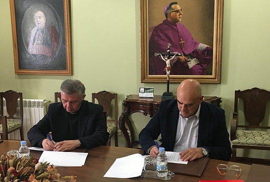 La diócesis firma un convenio de colaboración con Cruz Roja de Valdeorras