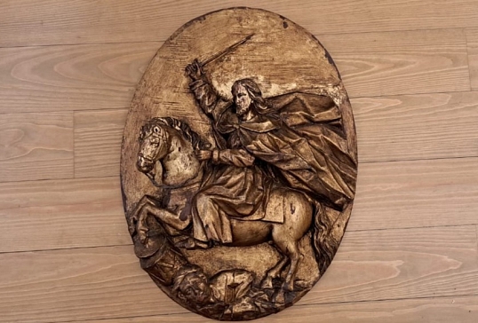 UN RELIEVE DE SANTIAGO A CABALLO SE CONVIERTE EN LA ‘PIEZA DEL MES’ DE JULIO