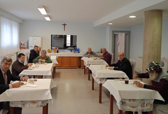 EL OBISPO VISITA LA CASITA DE SAN JOSÉ DE ASTORGA