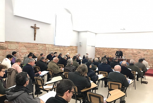 El Sr.Obispo imparte la sesión mensual de la Formación Permanente