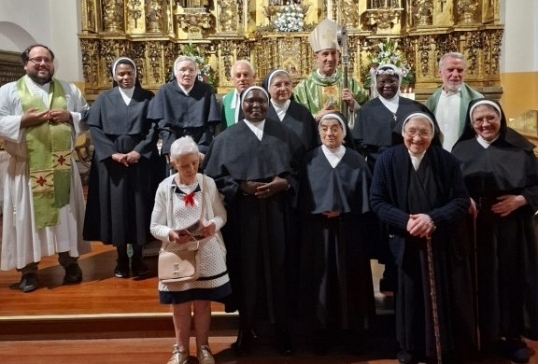 PROFESIÓN TEMPORAL DE VOTOS A DIOS PADRE DE LA HERMANA JACQUELINE.