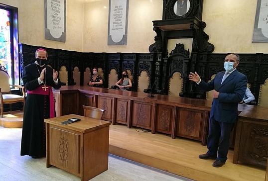 EL AYUNTAMIENTO DE ASTORGA LE REGALA LA CRUZ DE PEÑALBA DE SANTIAGO A MONSEÑOR JESÚS FERNÁNDEZ