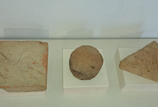 LA ‘PIEZA DEL MES’ DE SEPTIEMBRE MUESTRA TRES PIEZAS DE MATERIAL CONSTRUCTIVO LATERICIO