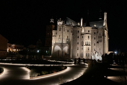 ASTORGA INAUGURA LA NUEVA IMAGEN NOCTURNA Y LOS JARDINES DEL PALACIO DE GAUDÍ